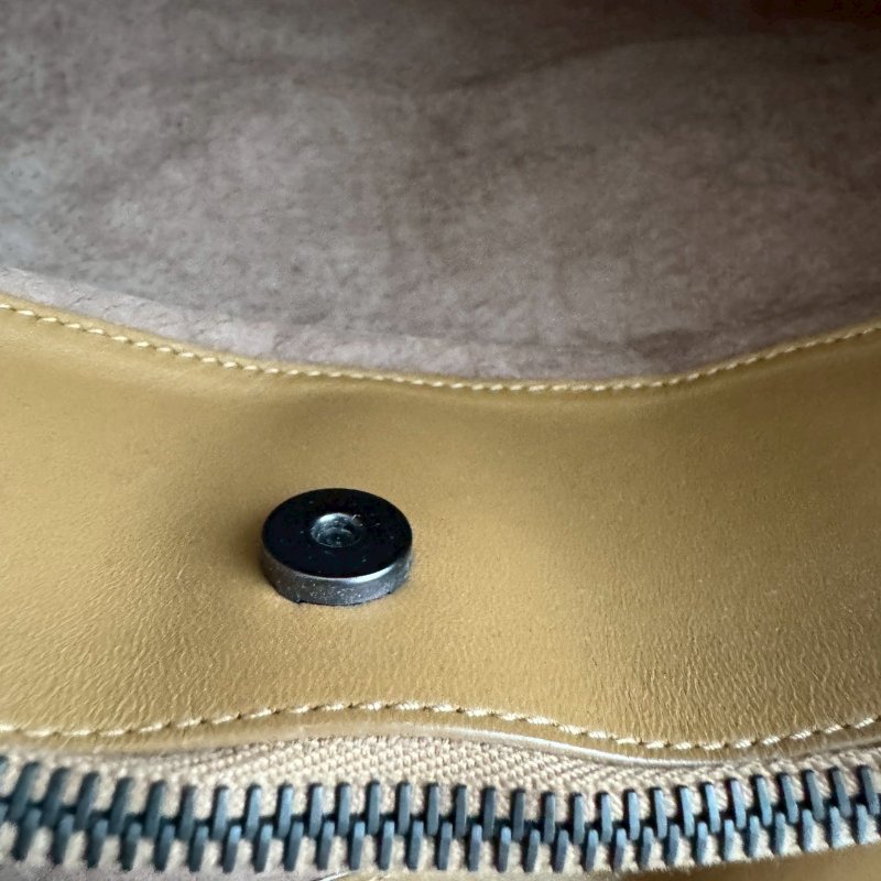 📍容量超大‼️羊皮超好摸 BV 牛奶糖色肩背包-15