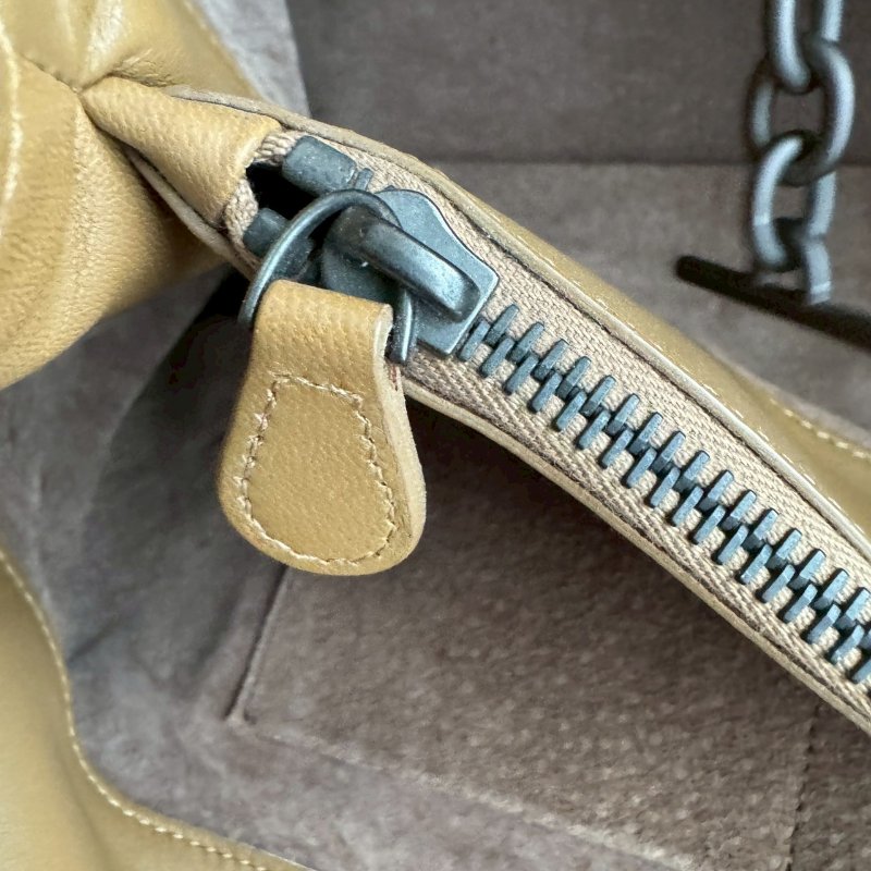 📍容量超大‼️羊皮超好摸 BV 牛奶糖色肩背包-16