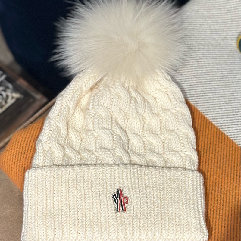 Moncler Grenoble 頂級羊絨混紡狐狸毛球針織帽 (米白色)-0