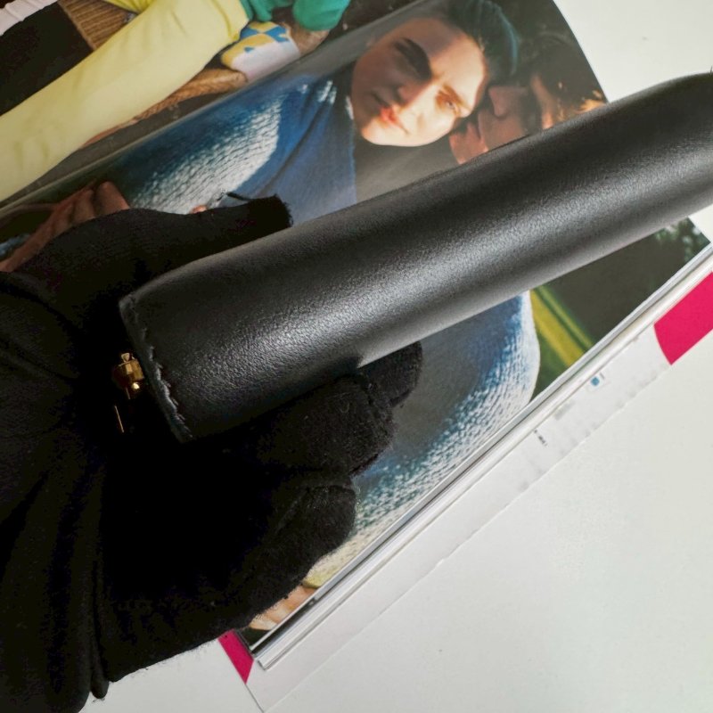 💝顏色超百搭❗全網最低 Celine 黑色亮面皮革拉鍊短夾-6