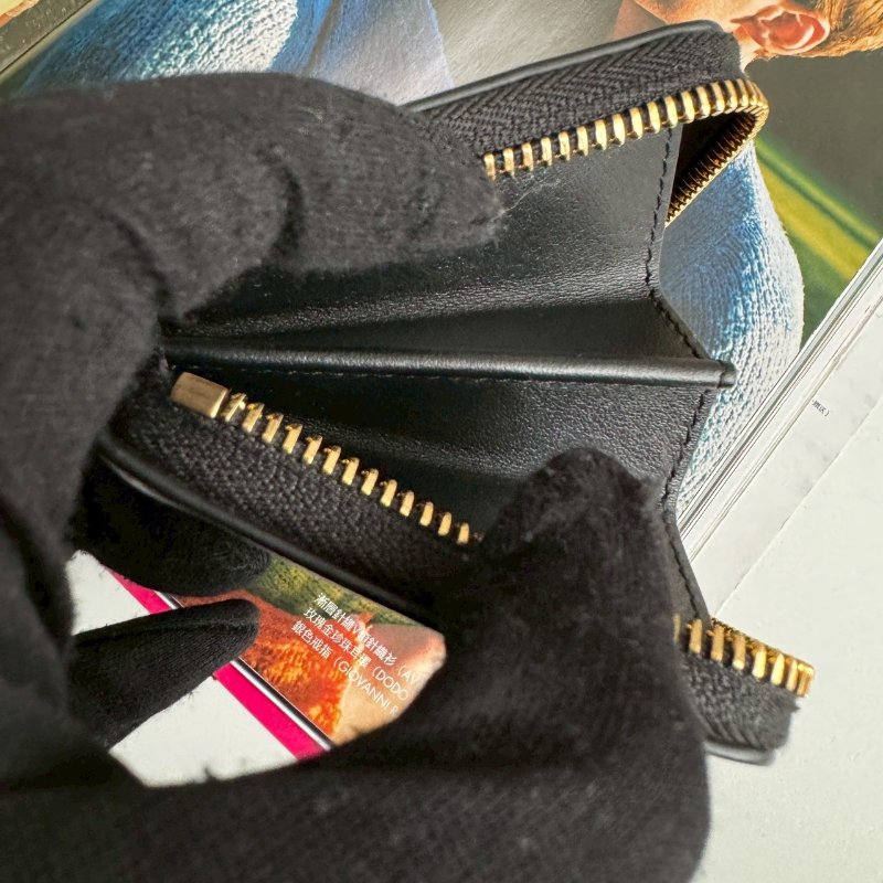 💝顏色超百搭❗全網最低 Celine 黑色亮面皮革拉鍊短夾-13