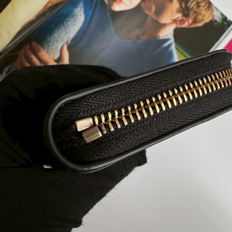 💝顏色超百搭❗全網最低 Celine 黑色亮面皮革拉鍊短夾-14