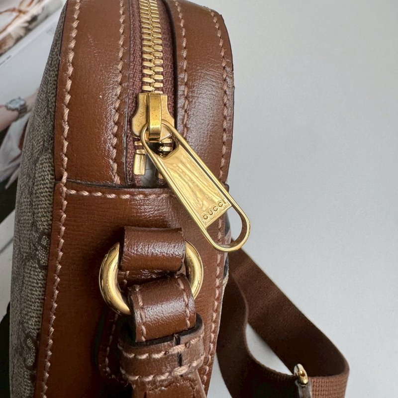 💖不買會後悔‼️超百搭 烏木色拼棕色經典花紋斜背包-18