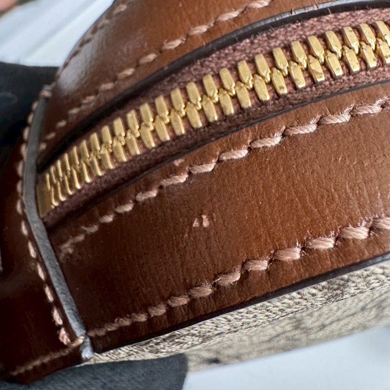 💖不買會後悔‼️超百搭 烏木色拼棕色經典花紋斜背包-25