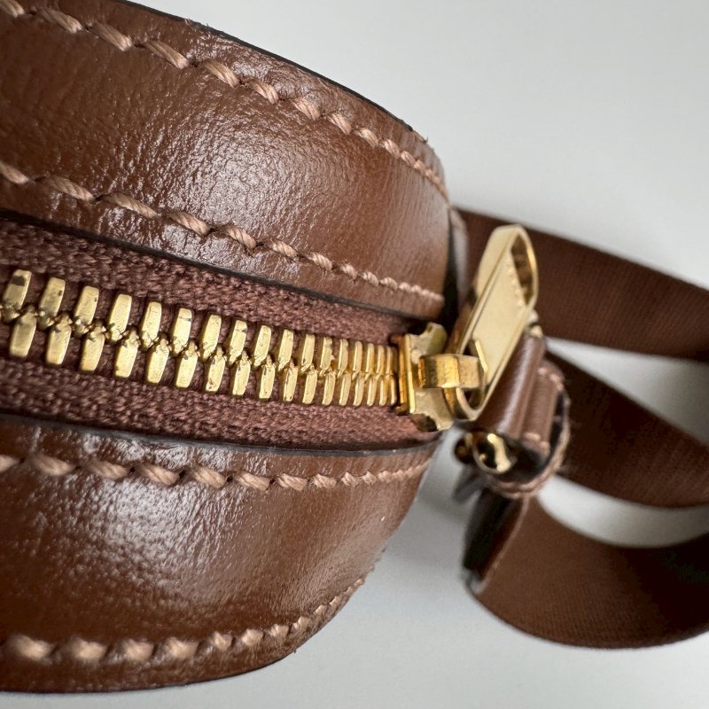 💖不買會後悔‼️超百搭 烏木色拼棕色經典花紋斜背包-27