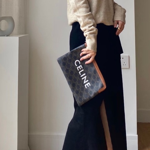 CELINE 賽琳 Triomphe凱旋門老花小號手拿包 白色Logo字體 拉鍊手拿袋 手機包 10D672BZQ