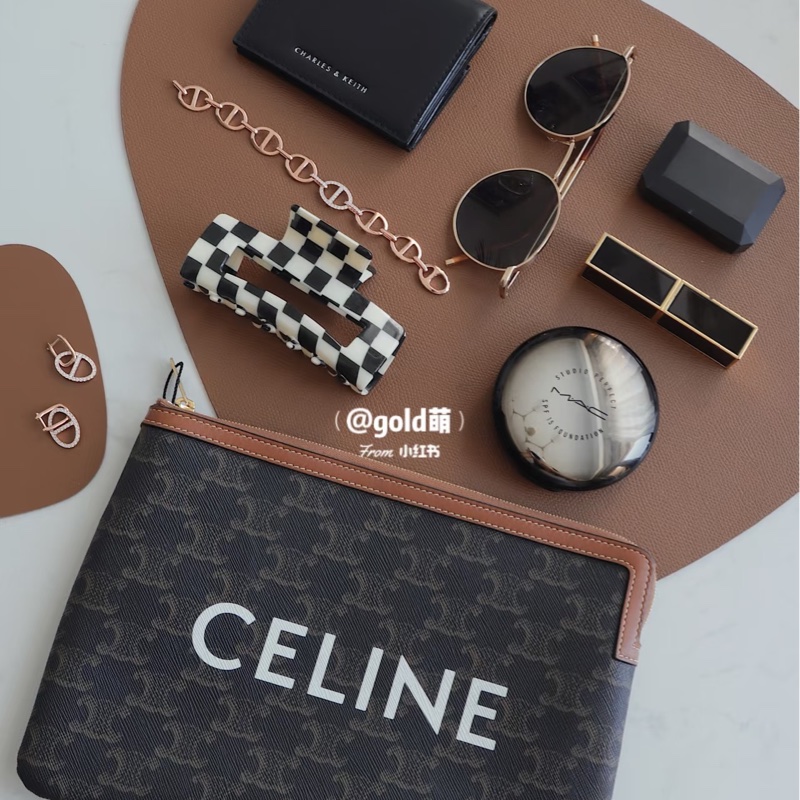 CELINE 賽琳 Triomphe凱旋門老花小號手拿包 白色Logo字體 拉鍊手拿袋 手機包 10D672BZQ-3