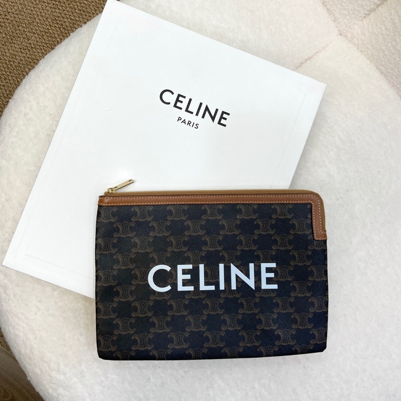 CELINE 賽琳 Triomphe凱旋門老花小號手拿包 白色Logo字體 拉鍊手拿袋 手機包 10D672BZQ-4