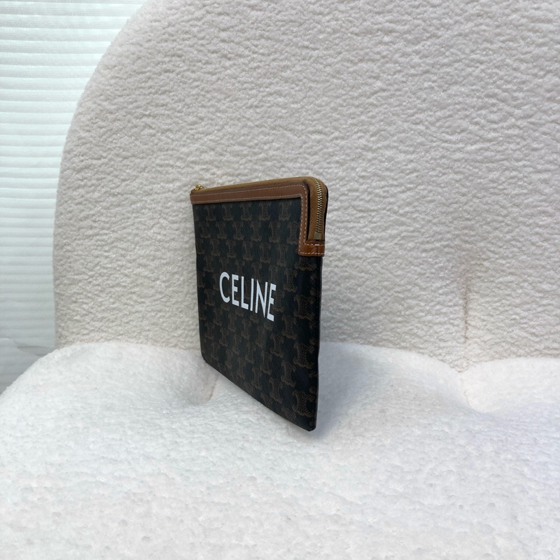 CELINE 賽琳 Triomphe凱旋門老花小號手拿包 白色Logo字體 拉鍊手拿袋 手機包 10D672BZQ-6