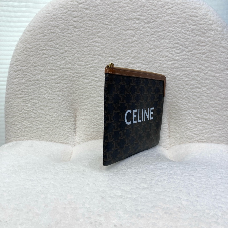 CELINE 賽琳 Triomphe凱旋門老花小號手拿包 白色Logo字體 拉鍊手拿袋 手機包 10D672BZQ-7