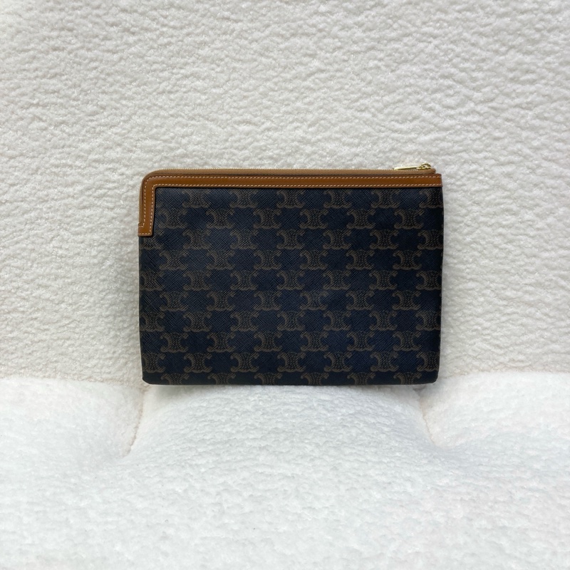 CELINE 賽琳 Triomphe凱旋門老花小號手拿包 白色Logo字體 拉鍊手拿袋 手機包 10D672BZQ-8