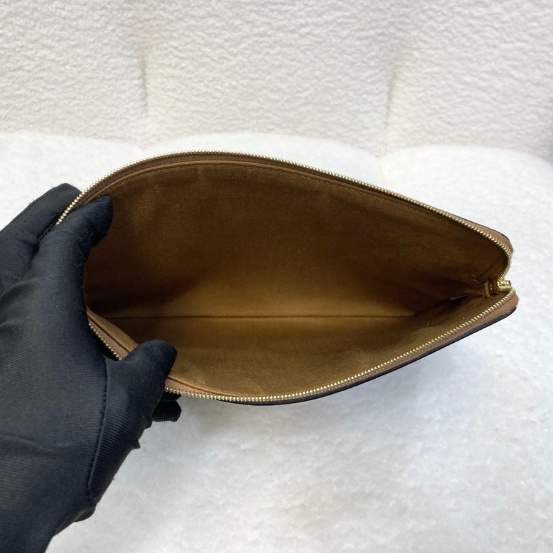 CELINE 賽琳 Triomphe凱旋門老花小號手拿包 白色Logo字體 拉鍊手拿袋 手機包 10D672BZQ-9