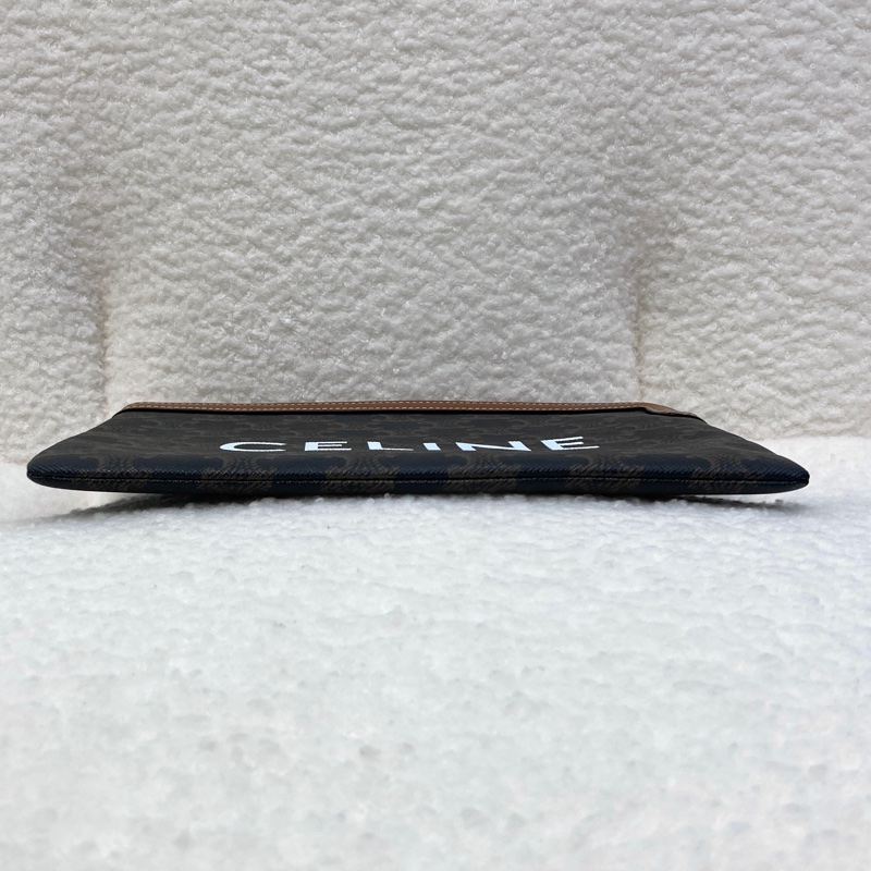 CELINE 賽琳 Triomphe凱旋門老花小號手拿包 白色Logo字體 拉鍊手拿袋 手機包 10D672BZQ-10