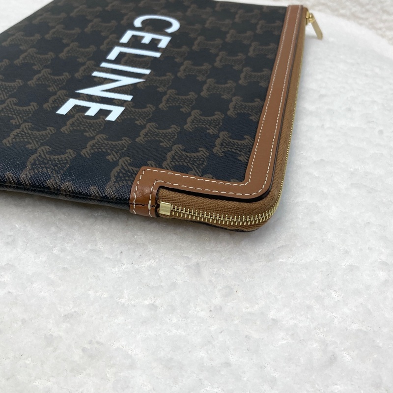 CELINE 賽琳 Triomphe凱旋門老花小號手拿包 白色Logo字體 拉鍊手拿袋 手機包 10D672BZQ-11