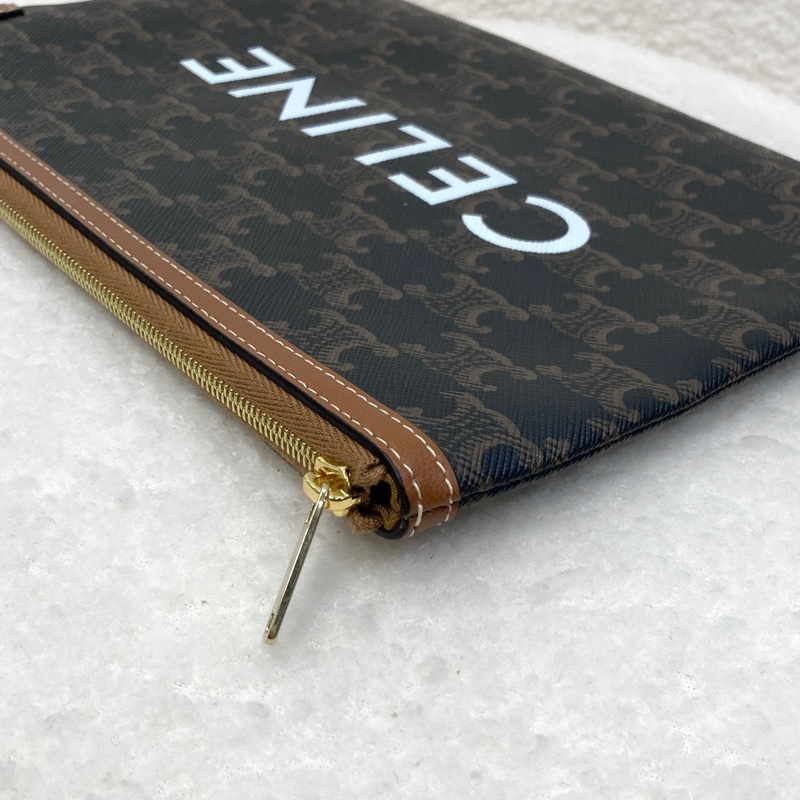 CELINE 賽琳 Triomphe凱旋門老花小號手拿包 白色Logo字體 拉鍊手拿袋 手機包 10D672BZQ-12