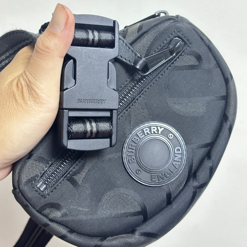 Burberry 巴寶莉 經典立體圓盤 LOGO Monogram 尼龍腰包/胸口包 (黑色/95新)-1