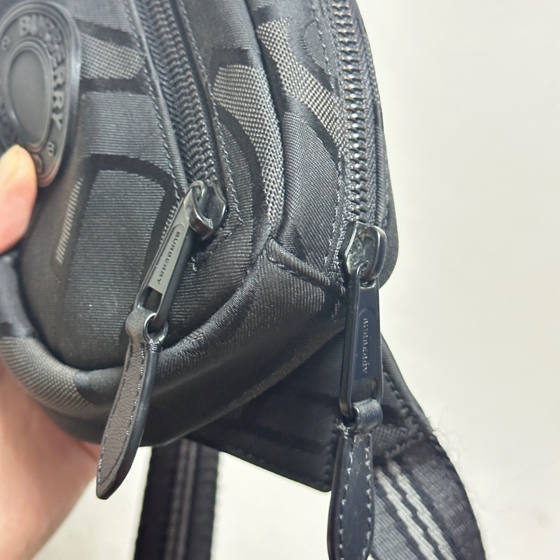 Burberry 巴寶莉 經典立體圓盤 LOGO Monogram 尼龍腰包/胸口包 (黑色/95新)-12
