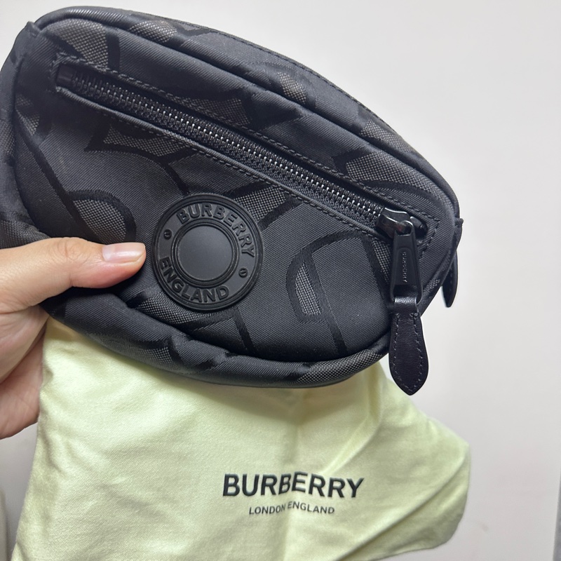 Burberry 巴寶莉 經典立體圓盤 LOGO Monogram 尼龍腰包/胸口包 (黑色/95新)-13