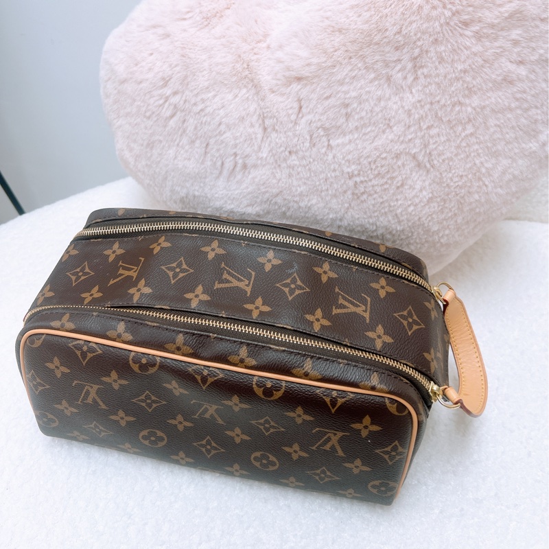 Lv dopp pouch 老花手拿包/收納袋-1