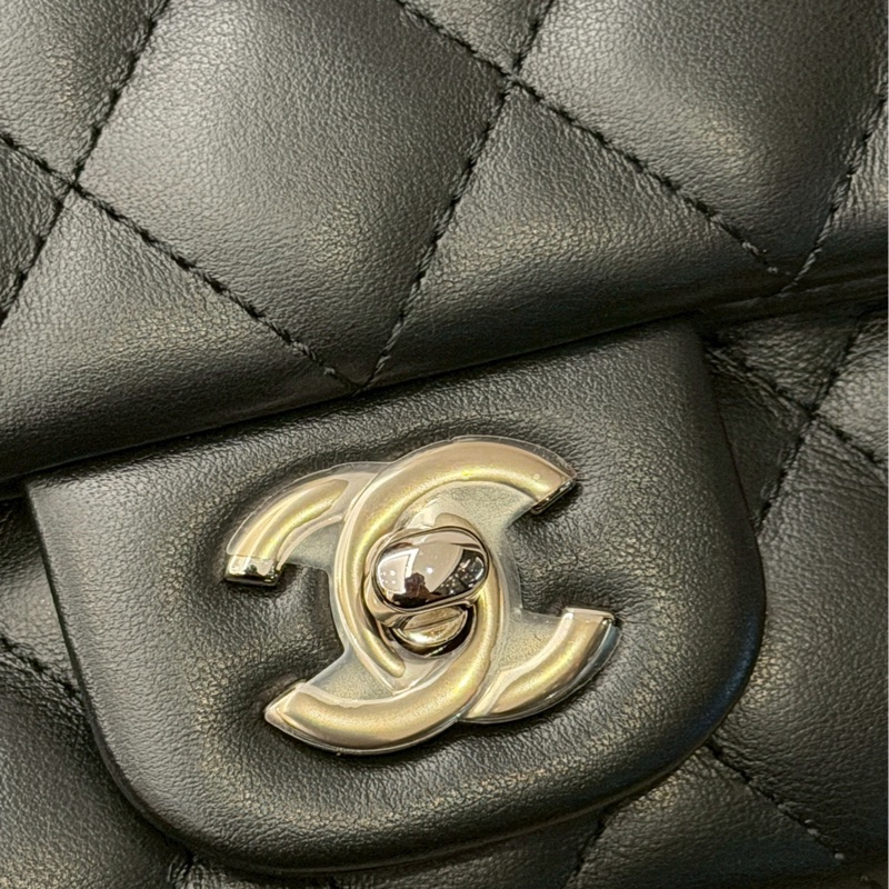 香奈兒黑銀羊皮櫃姐腰包-1