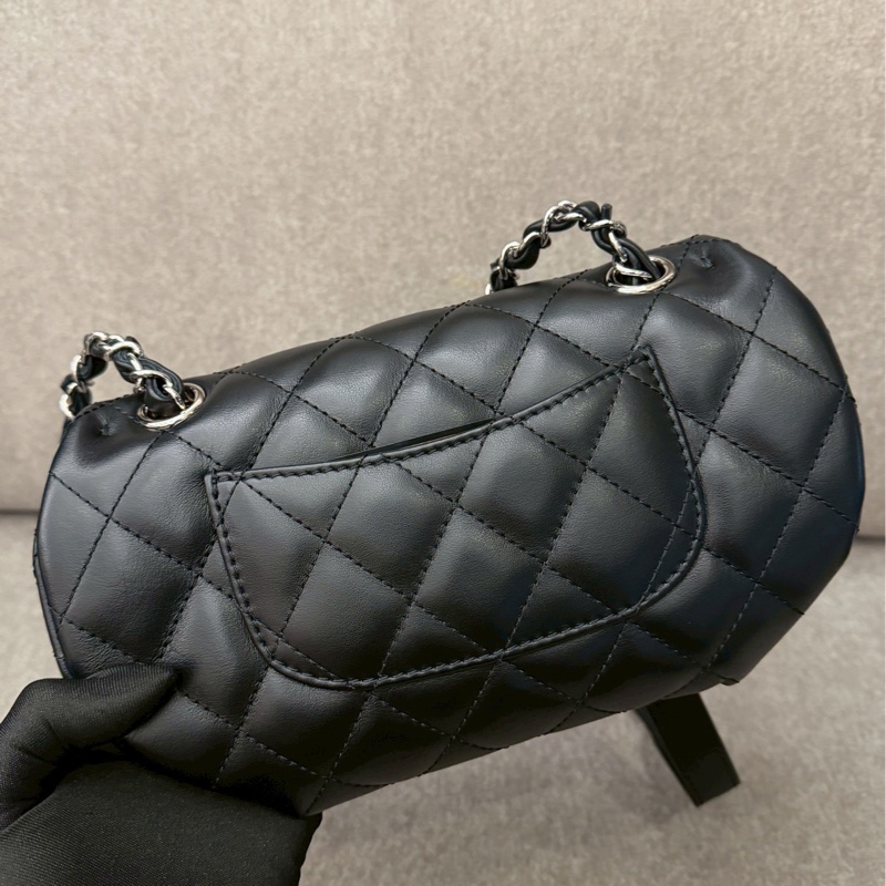 香奈兒黑銀羊皮櫃姐腰包-2