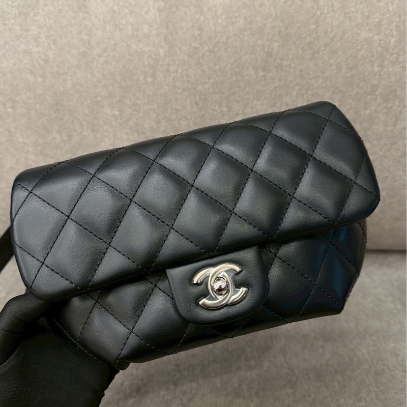 香奈兒黑銀羊皮櫃姐腰包-3