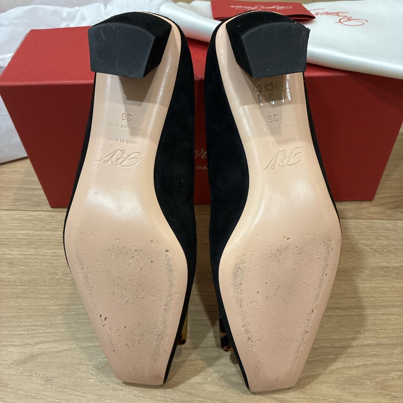 Roger Vivier pumps系列 黑色麂皮玳瑁扣跟鞋 36寸-11