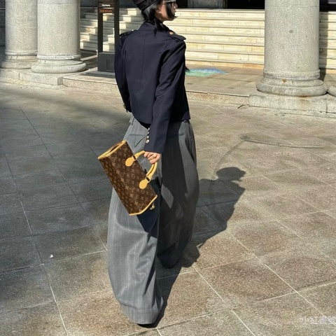 Lv 花紋橫式三角雙金球手提包👜