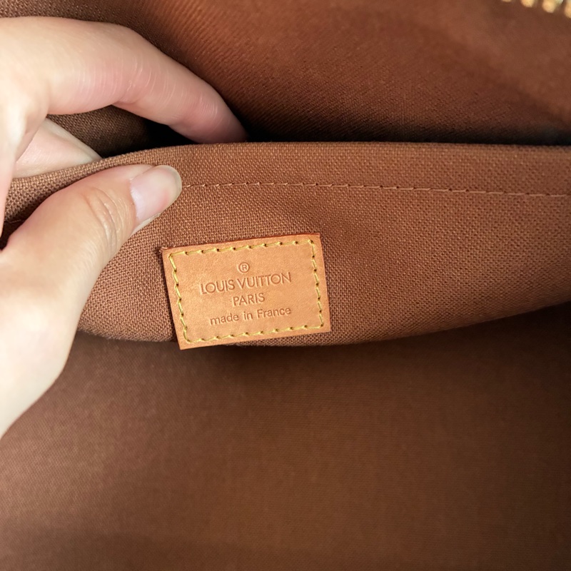 Lv 花紋橫式三角雙金球手提包👜-4