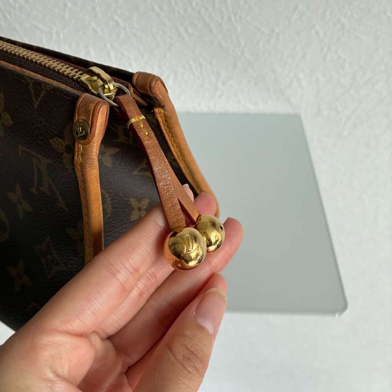 Lv 花紋橫式三角雙金球手提包👜-15