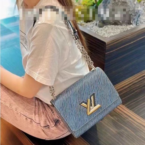 LV twist 牛仔藍 鏈條包23 x 17 x 9.5 98新塵袋鏡子