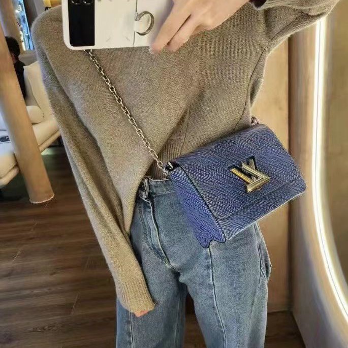 LV twist 牛仔藍 鏈條包23 x 17 x 9.5 98新塵袋鏡子-1