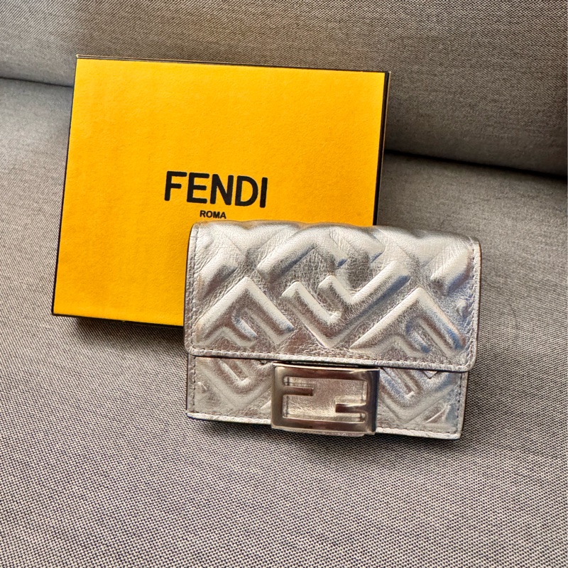 FENDI Micro Trifold Wallet銀色FF壓紋牛皮三折短夾-0