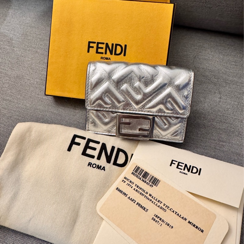 FENDI Micro Trifold Wallet銀色FF壓紋牛皮三折短夾-1