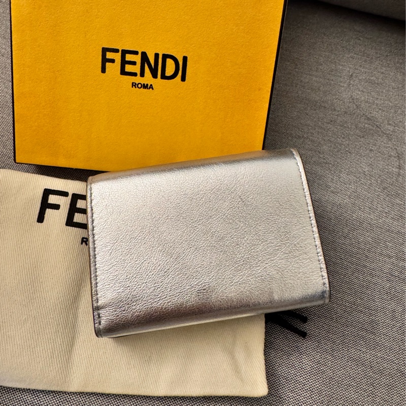 FENDI Micro Trifold Wallet銀色FF壓紋牛皮三折短夾-2