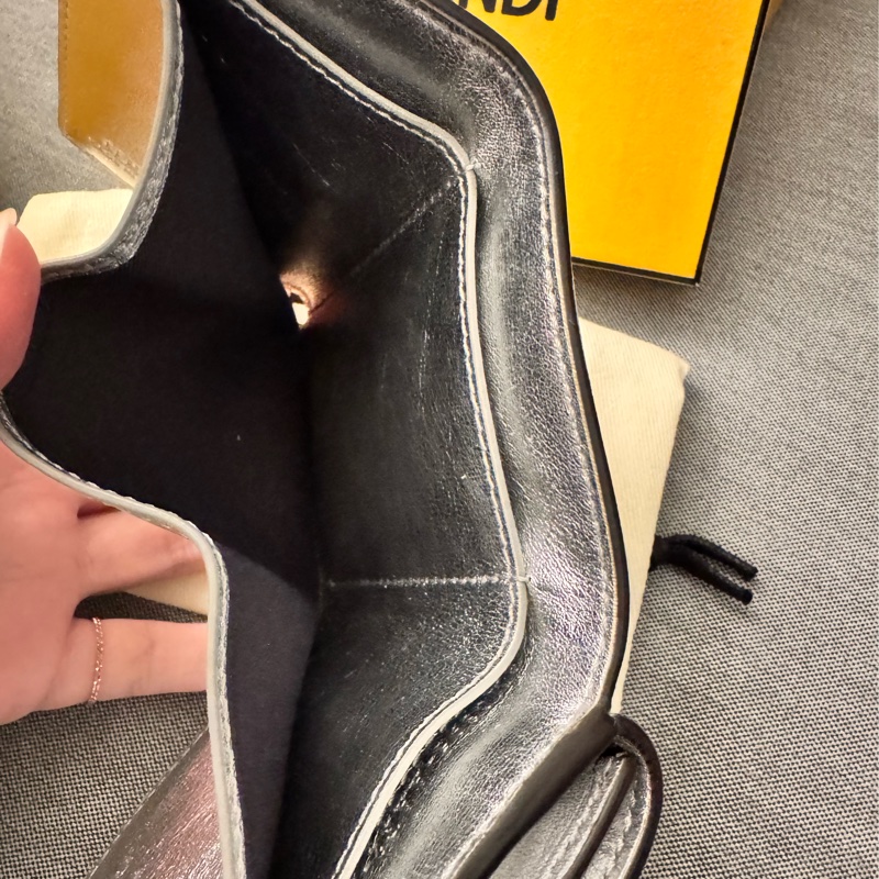 FENDI Micro Trifold Wallet銀色FF壓紋牛皮三折短夾-6