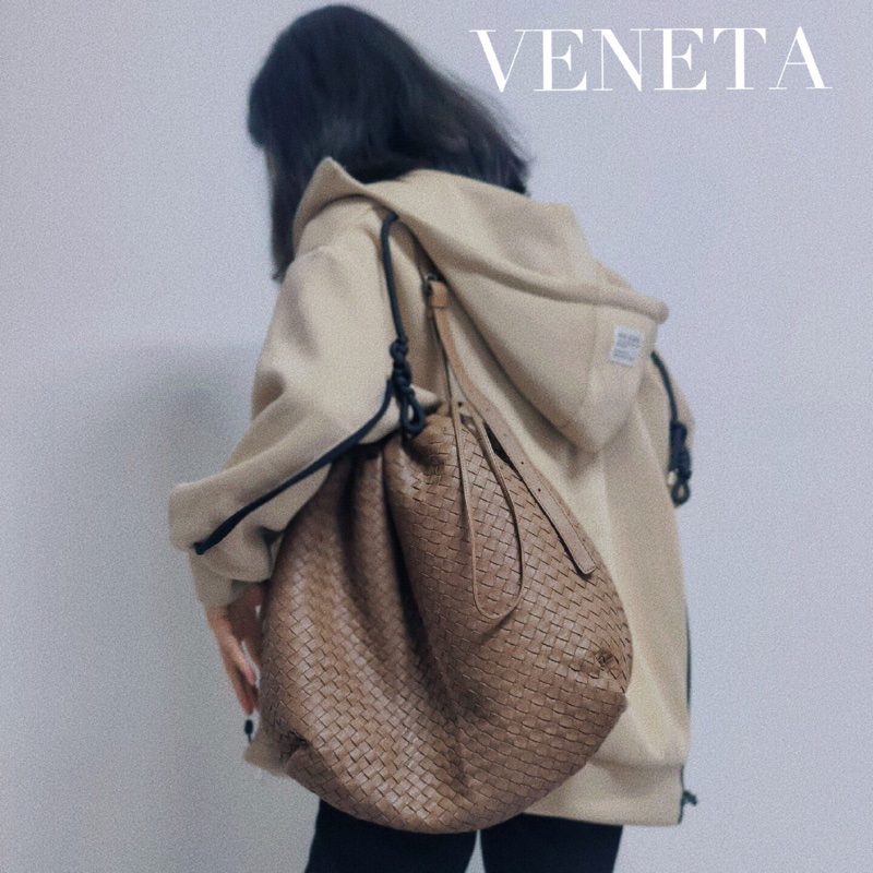 【97新✨帥氣隨性✨全網最甜價】BOTTEGA VENETA BV焦糖色大號抽繩福袋包｜單肩包｜托特包-0