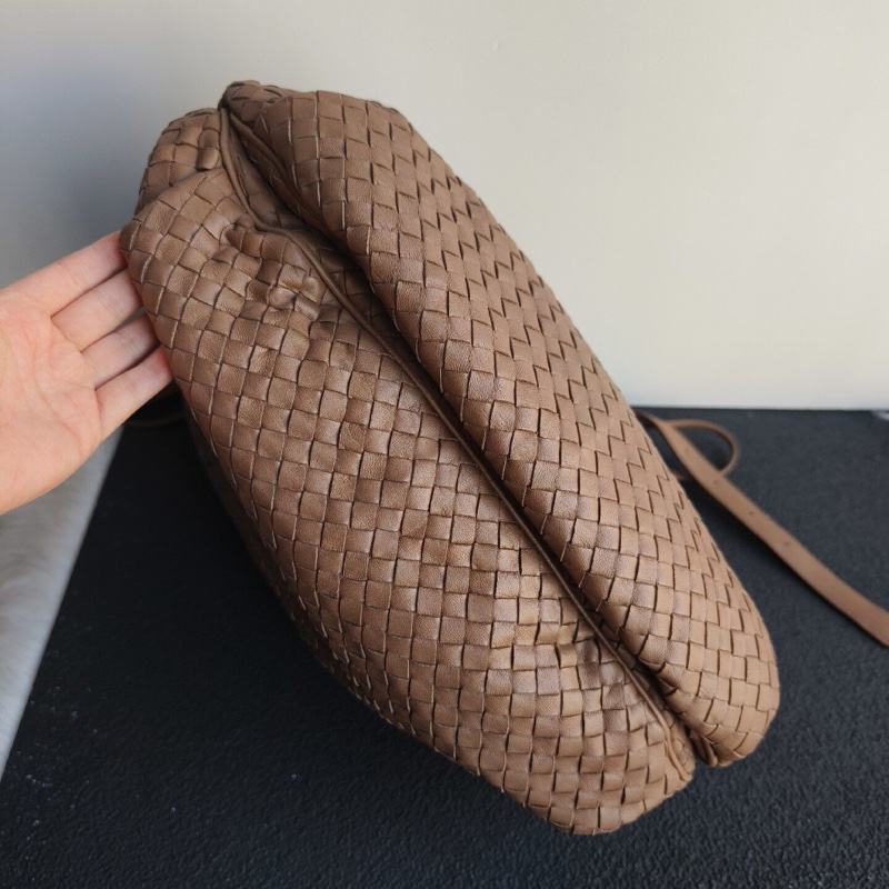 【97新✨帥氣隨性✨全網最甜價】BOTTEGA VENETA BV焦糖色大號抽繩福袋包｜單肩包｜托特包-5