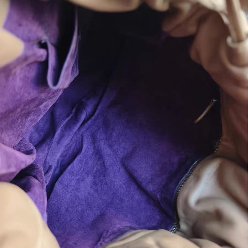 【97新✨帥氣隨性✨全網最甜價】BOTTEGA VENETA BV焦糖色大號抽繩福袋包｜單肩包｜托特包-9