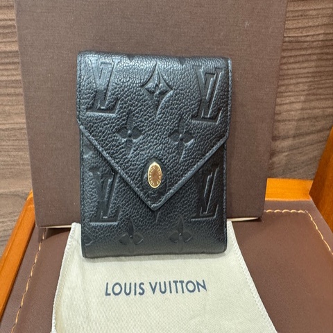 Lv M64060 牛皮革壓紋三折對夾 黑金 芯片款