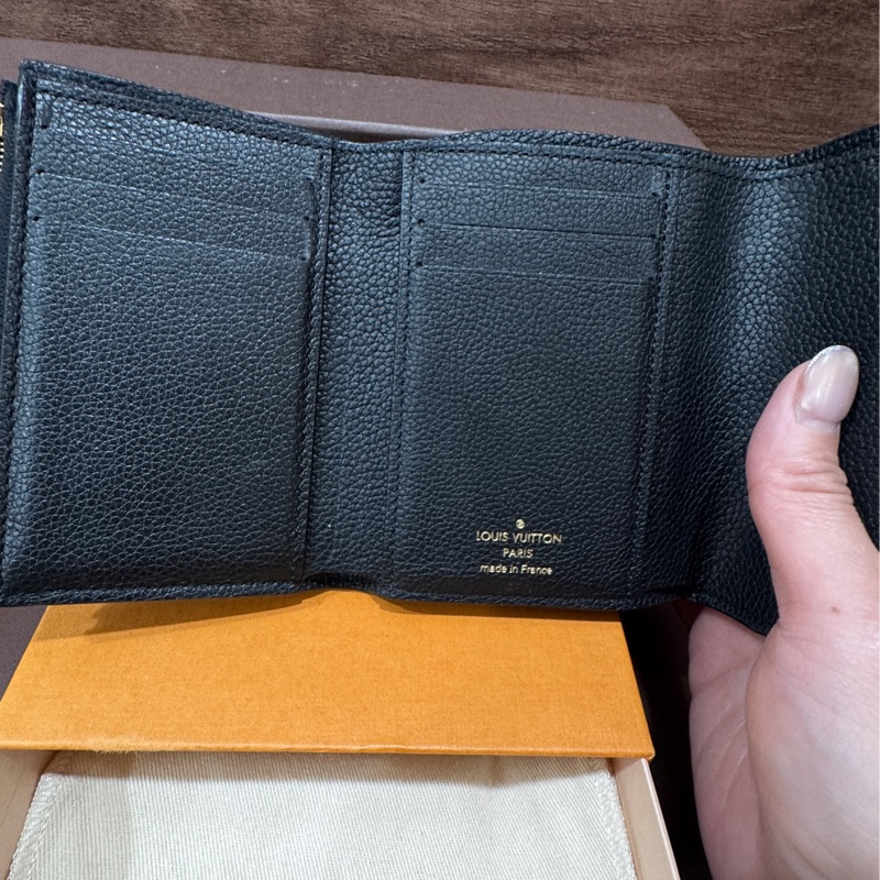 Lv M64060 牛皮革壓紋三折對夾 黑金 芯片款-2