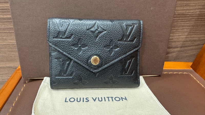 Lv M64060 牛皮革壓紋三折對夾 黑金 芯片款-4