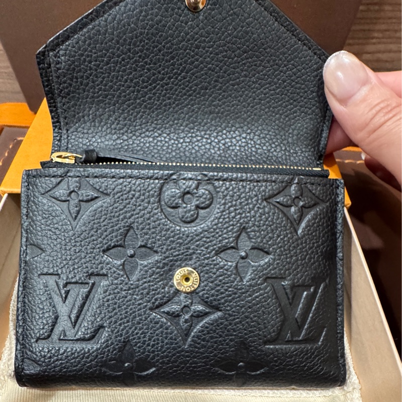 Lv M64060 牛皮革壓紋三折對夾 黑金 芯片款-6