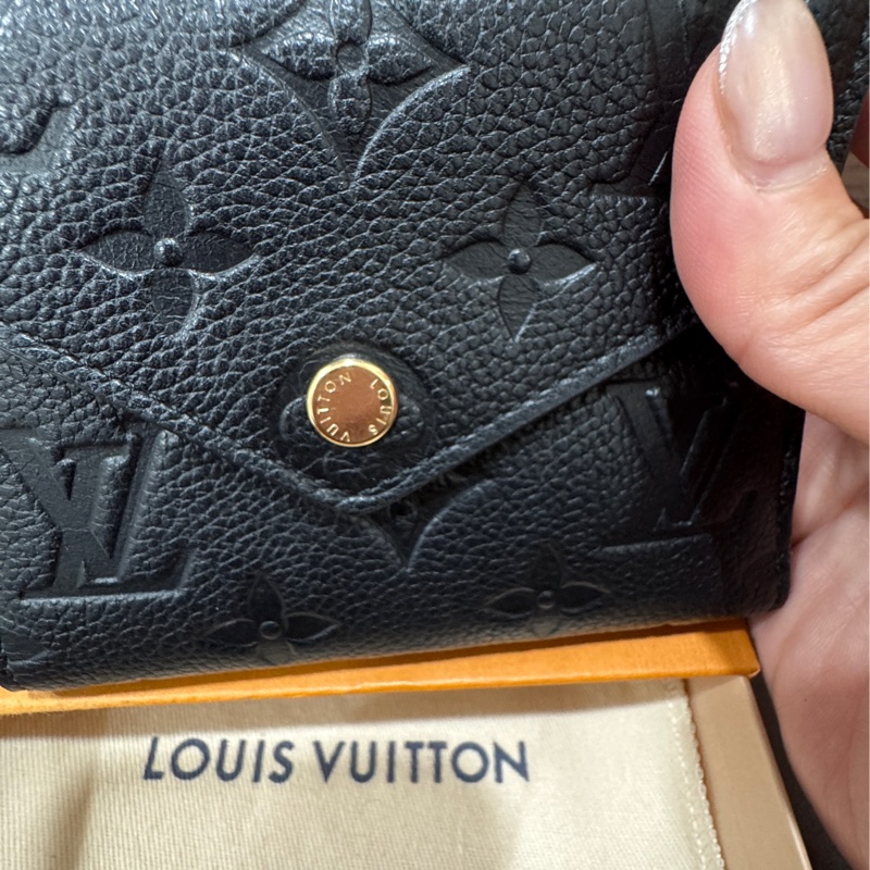 Lv M64060 牛皮革壓紋三折對夾 黑金 芯片款-8