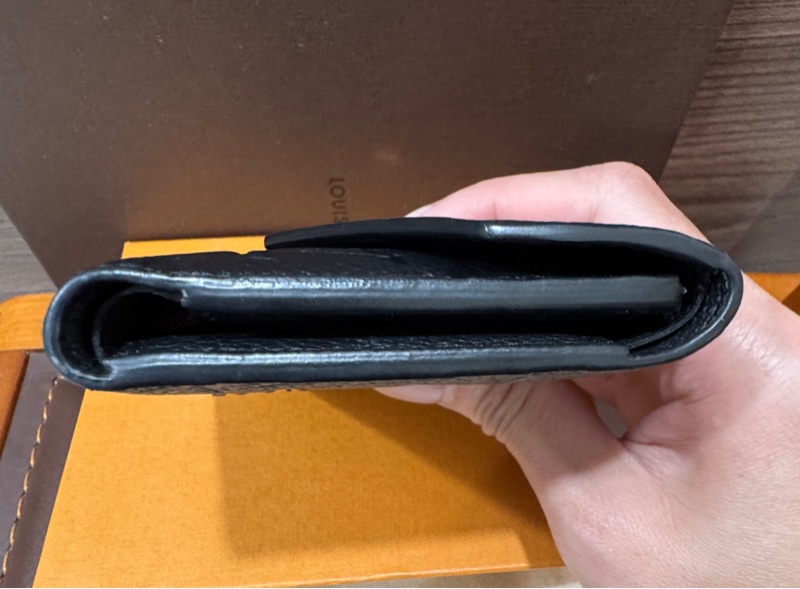 Lv M64060 牛皮革壓紋三折對夾 黑金 芯片款-9