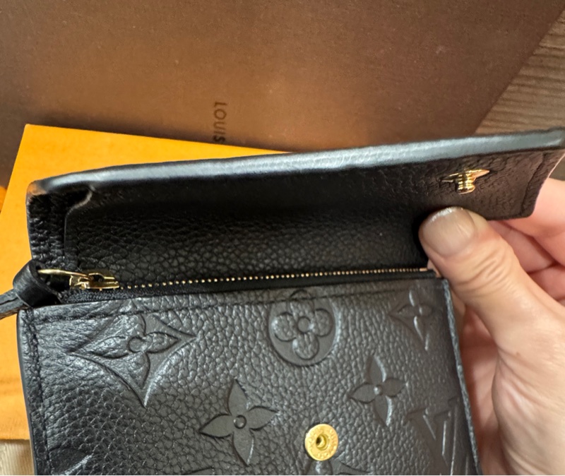 Lv M64060 牛皮革壓紋三折對夾 黑金 芯片款-11