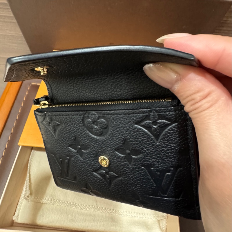 Lv M64060 牛皮革壓紋三折對夾 黑金 芯片款-12