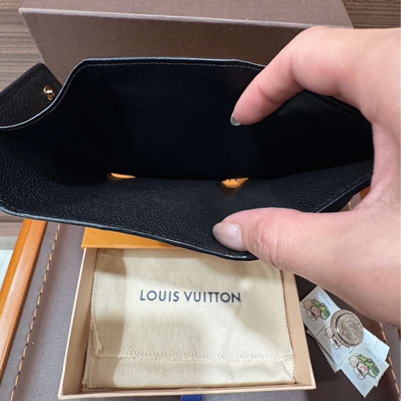 Lv M64060 牛皮革壓紋三折對夾 黑金 芯片款-13