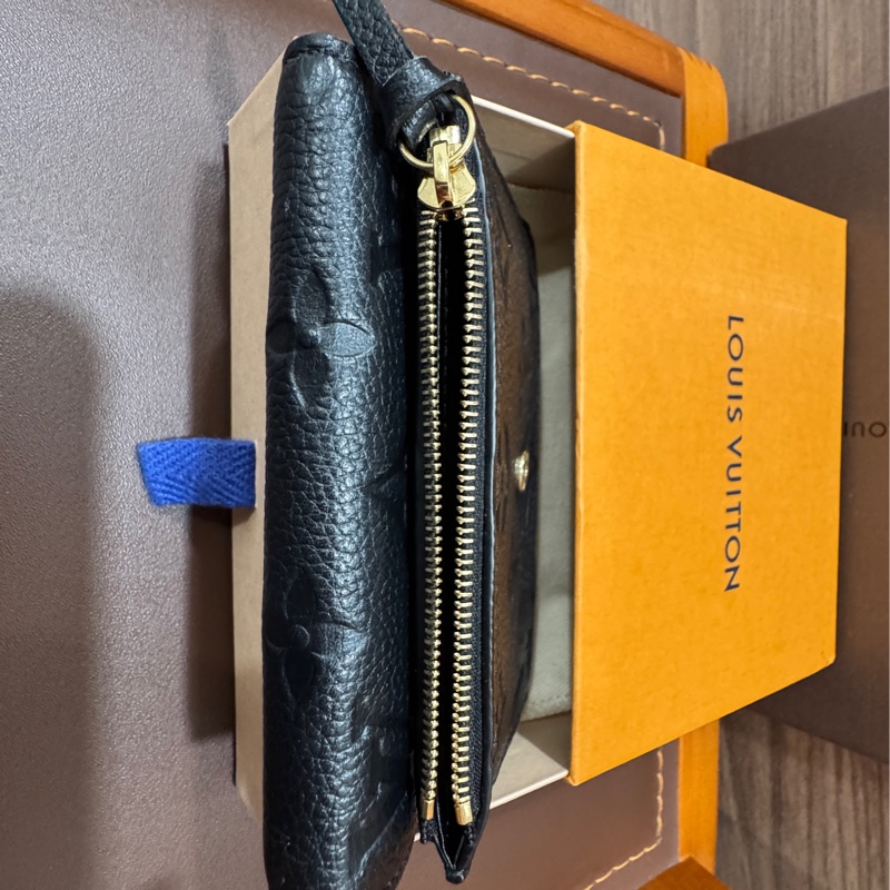 Lv M64060 牛皮革壓紋三折對夾 黑金 芯片款-15