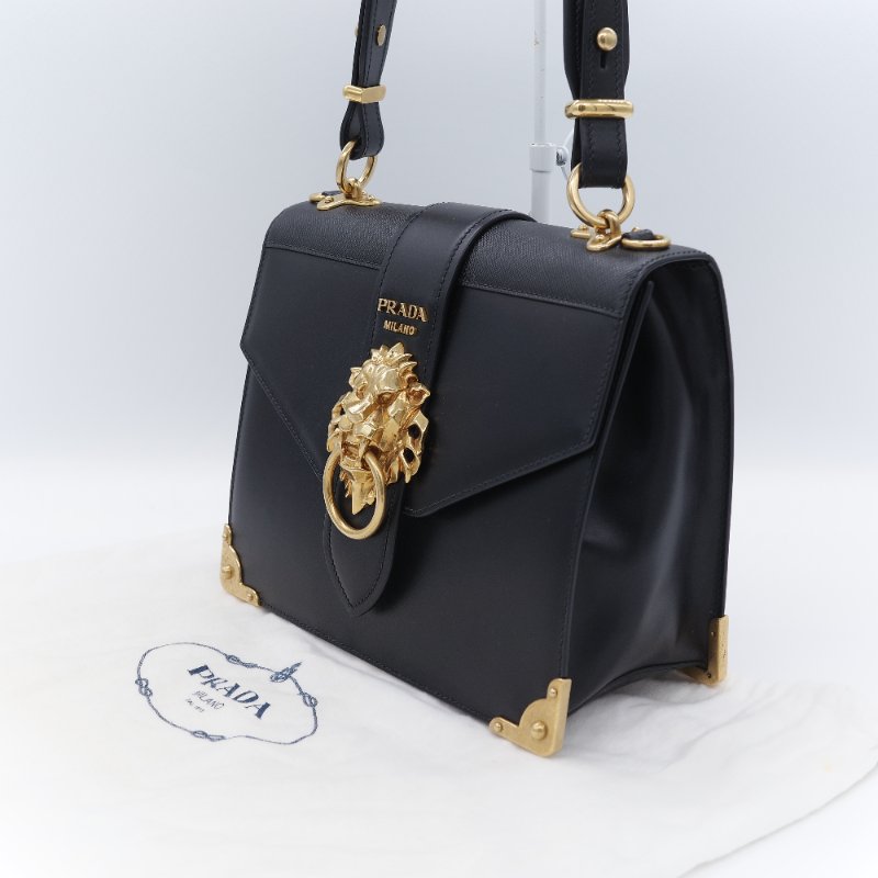 Prada 普拉達 Cahier 獅頭裝飾 復古黑 Saffiano 牛皮 肩背包 側背包-3